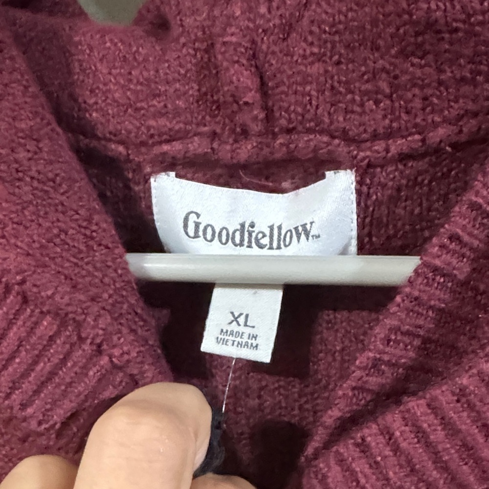 Size XL Men’s Goodfellow & Co Maroon Patterned Sweater - Picture 3 of 4